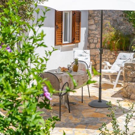 Apartments Jelena Supetar - Four Apartments - A Small House With A Private Yard - Two-Room Apartment With A Sea View - Studio Apartment - Two-Room Apartment With Garden View- Free Parking Eksteriør billede