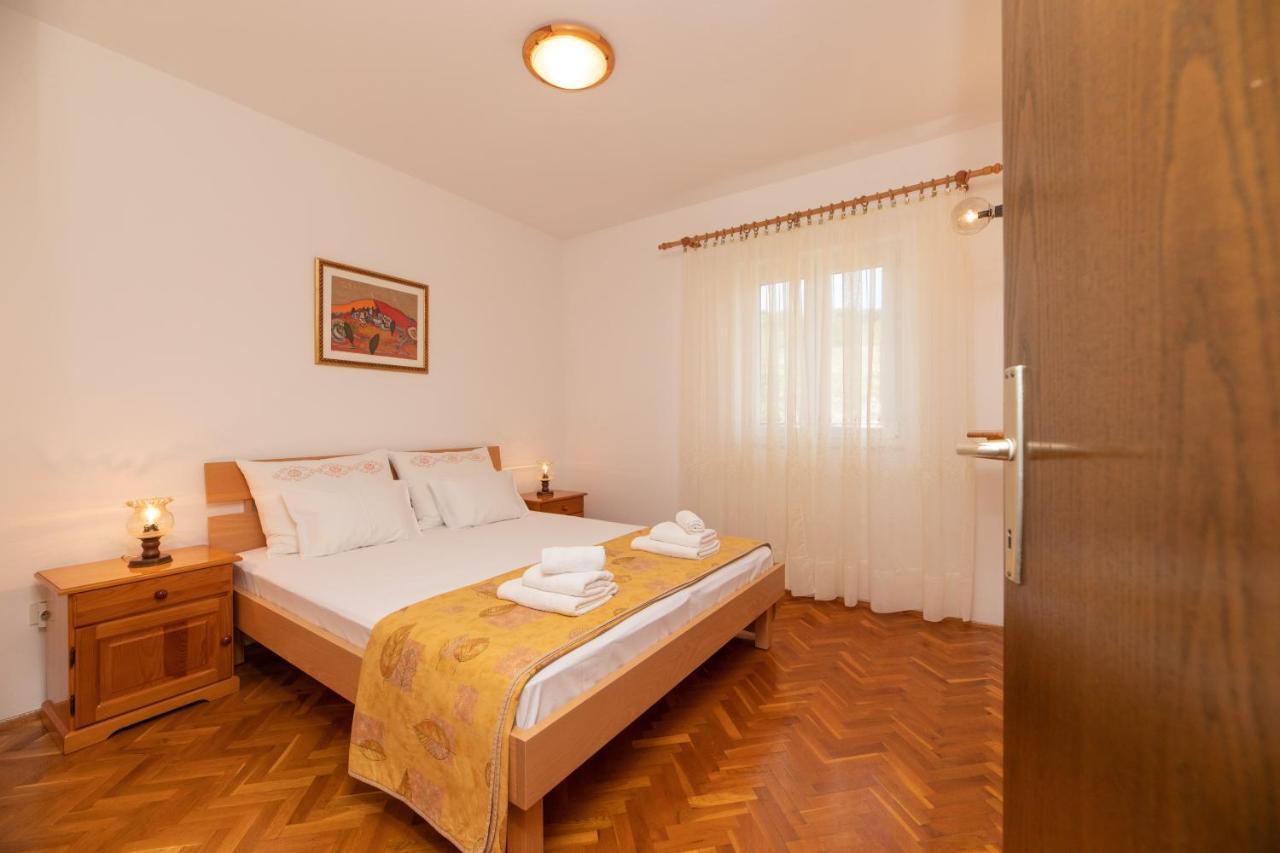 Apartments Jelena Supetar - Four Apartments - A Small House With A Private Yard - Two-Room Apartment With A Sea View - Studio Apartment - Two-Room Apartment With Garden View- Free Parking Eksteriør billede