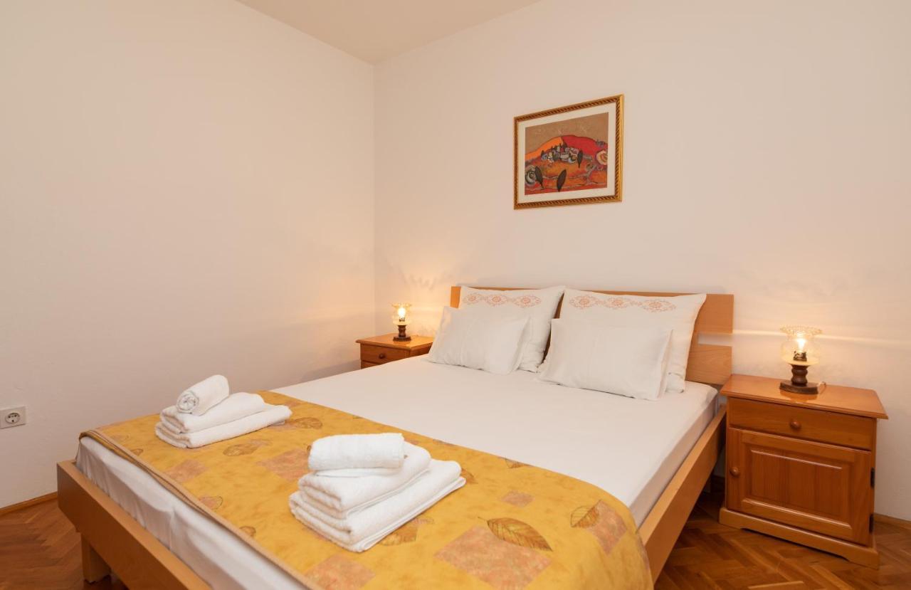Apartments Jelena Supetar - Four Apartments - A Small House With A Private Yard - Two-Room Apartment With A Sea View - Studio Apartment - Two-Room Apartment With Garden View- Free Parking Eksteriør billede