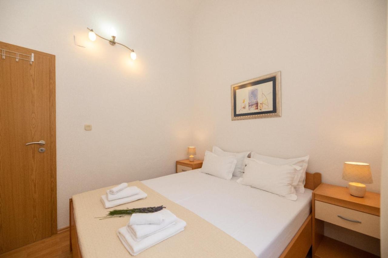 Apartments Jelena Supetar - Four Apartments - A Small House With A Private Yard - Two-Room Apartment With A Sea View - Studio Apartment - Two-Room Apartment With Garden View- Free Parking Eksteriør billede