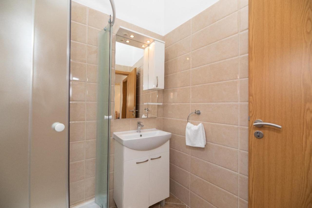 Apartments Jelena Supetar - Four Apartments - A Small House With A Private Yard - Two-Room Apartment With A Sea View - Studio Apartment - Two-Room Apartment With Garden View- Free Parking Eksteriør billede