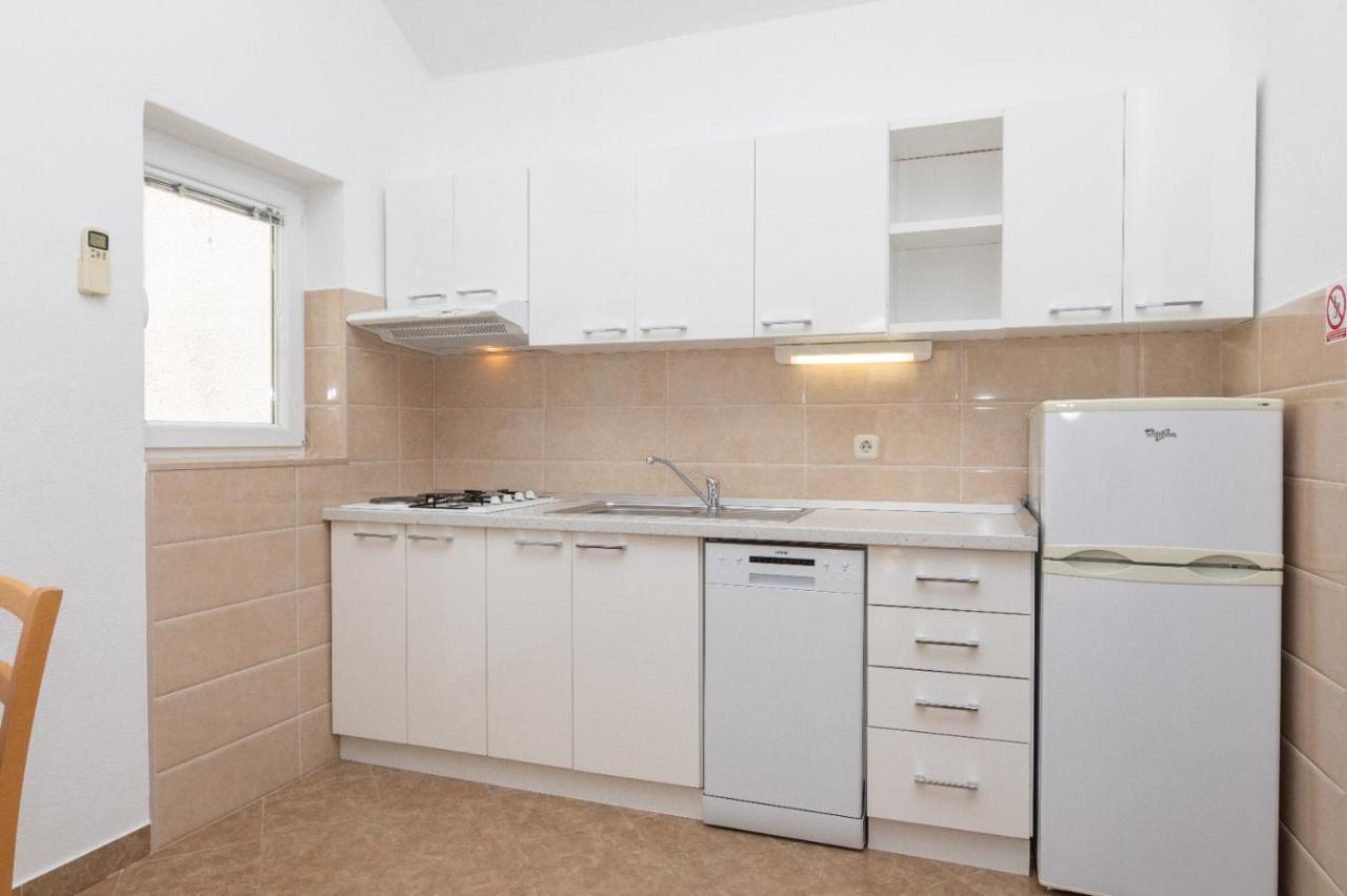 Apartments Jelena Supetar - Four Apartments - A Small House With A Private Yard - Two-Room Apartment With A Sea View - Studio Apartment - Two-Room Apartment With Garden View- Free Parking Eksteriør billede