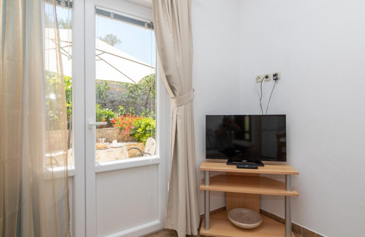 Apartments Jelena Supetar - Four Apartments - A Small House With A Private Yard - Two-Room Apartment With A Sea View - Studio Apartment - Two-Room Apartment With Garden View- Free Parking Eksteriør billede
