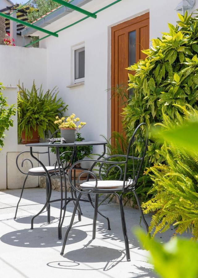 Apartments Jelena Supetar - Four Apartments - A Small House With A Private Yard - Two-Room Apartment With A Sea View - Studio Apartment - Two-Room Apartment With Garden View- Free Parking Eksteriør billede
