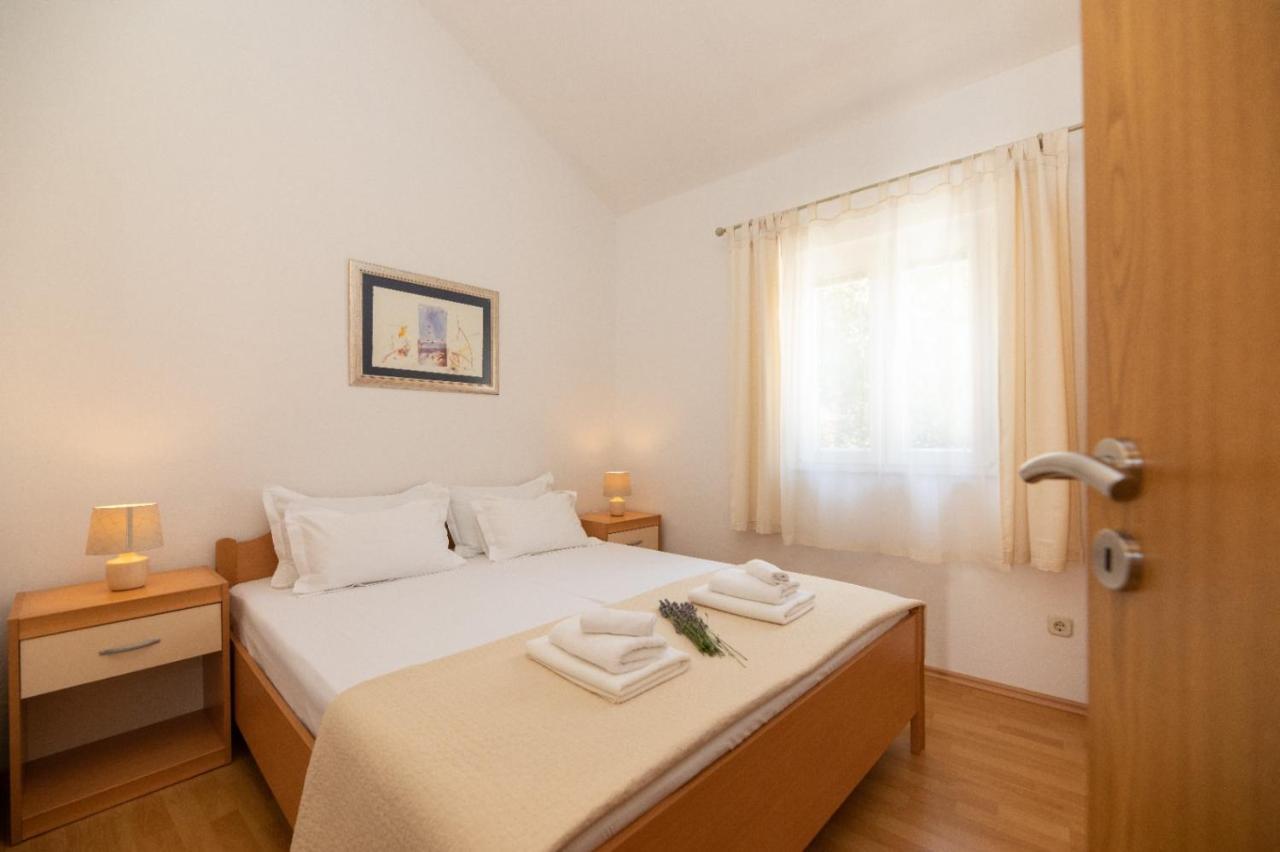 Apartments Jelena Supetar - Four Apartments - A Small House With A Private Yard - Two-Room Apartment With A Sea View - Studio Apartment - Two-Room Apartment With Garden View- Free Parking Eksteriør billede