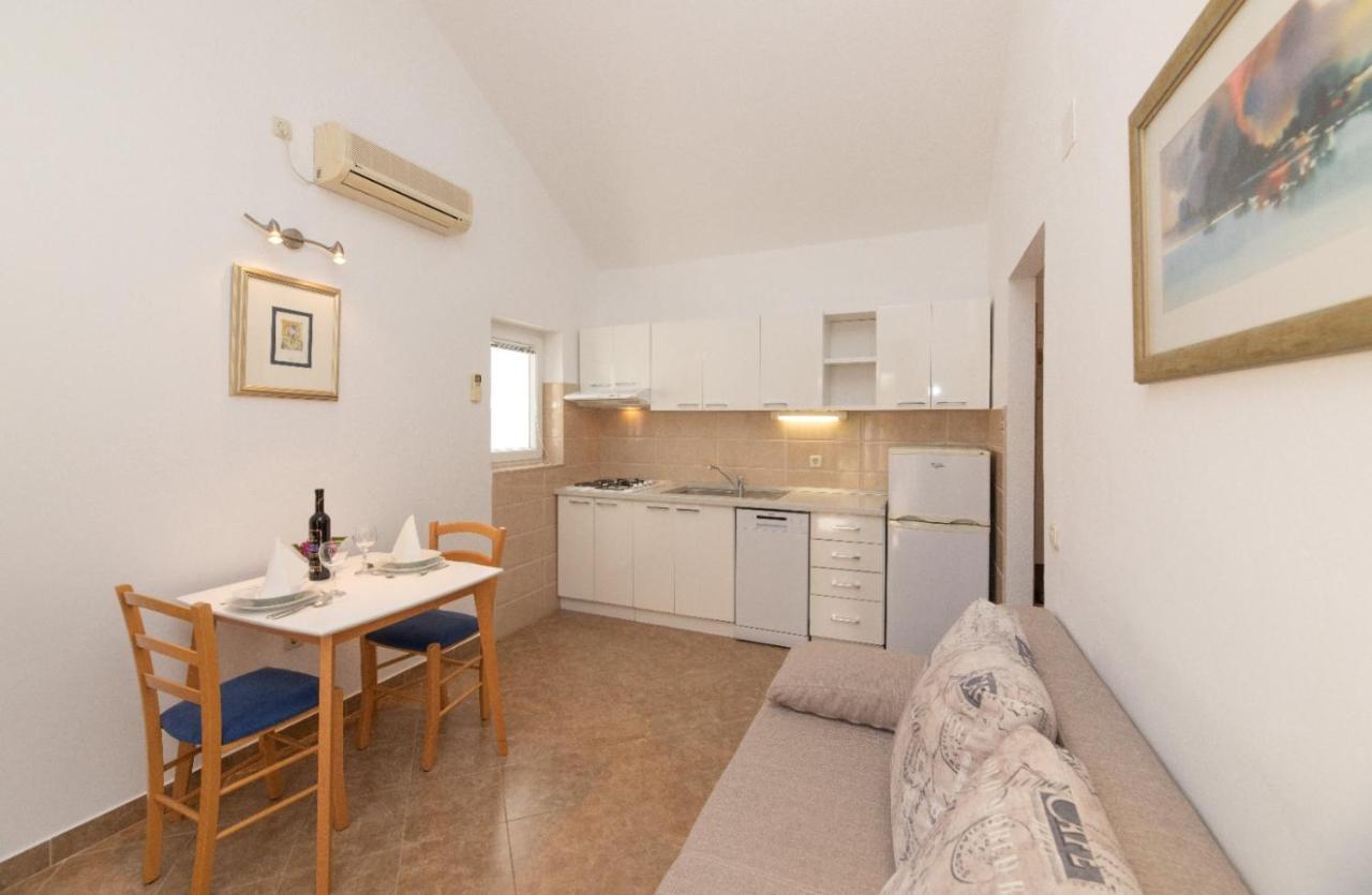 Apartments Jelena Supetar - Four Apartments - A Small House With A Private Yard - Two-Room Apartment With A Sea View - Studio Apartment - Two-Room Apartment With Garden View- Free Parking Eksteriør billede