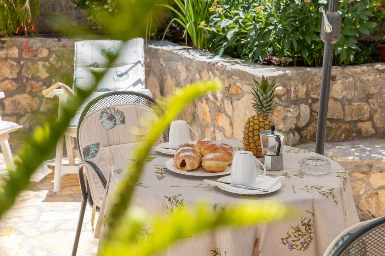Apartments Jelena Supetar - Four Apartments - A Small House With A Private Yard - Two-Room Apartment With A Sea View - Studio Apartment - Two-Room Apartment With Garden View- Free Parking Eksteriør billede
