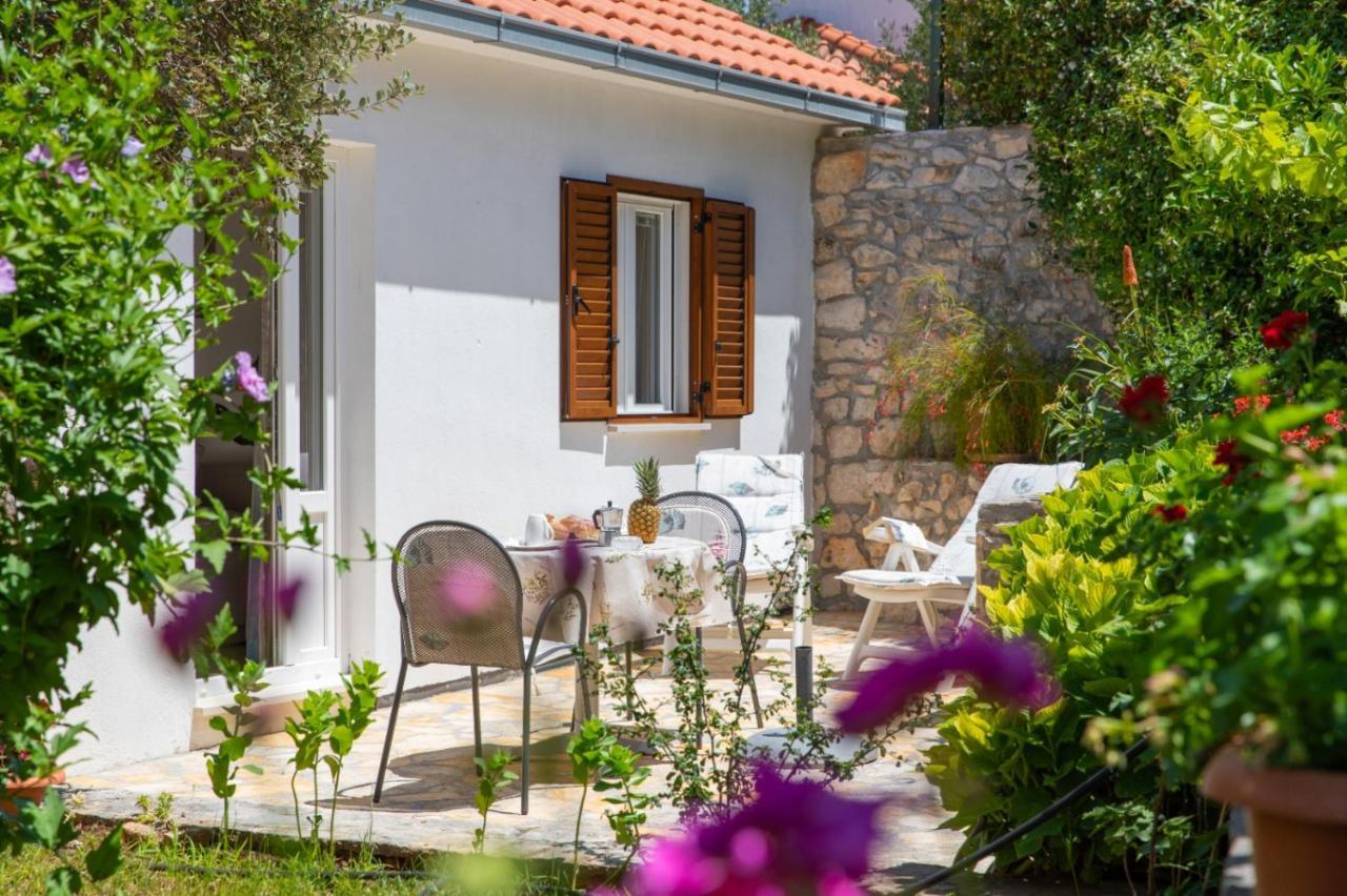 Apartments Jelena Supetar - Four Apartments - A Small House With A Private Yard - Two-Room Apartment With A Sea View - Studio Apartment - Two-Room Apartment With Garden View- Free Parking Eksteriør billede