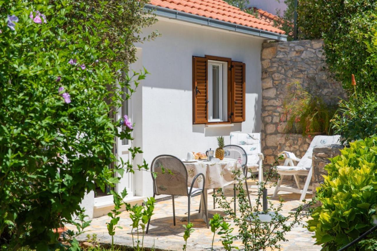 Apartments Jelena Supetar - Four Apartments - A Small House With A Private Yard - Two-Room Apartment With A Sea View - Studio Apartment - Two-Room Apartment With Garden View- Free Parking Eksteriør billede
