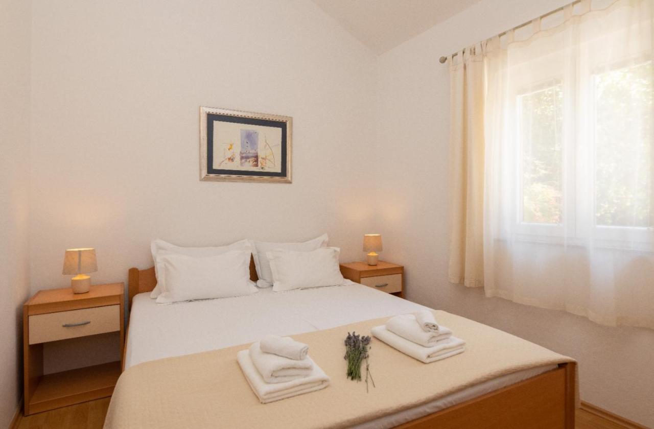 Apartments Jelena Supetar - Four Apartments - A Small House With A Private Yard - Two-Room Apartment With A Sea View - Studio Apartment - Two-Room Apartment With Garden View- Free Parking Eksteriør billede