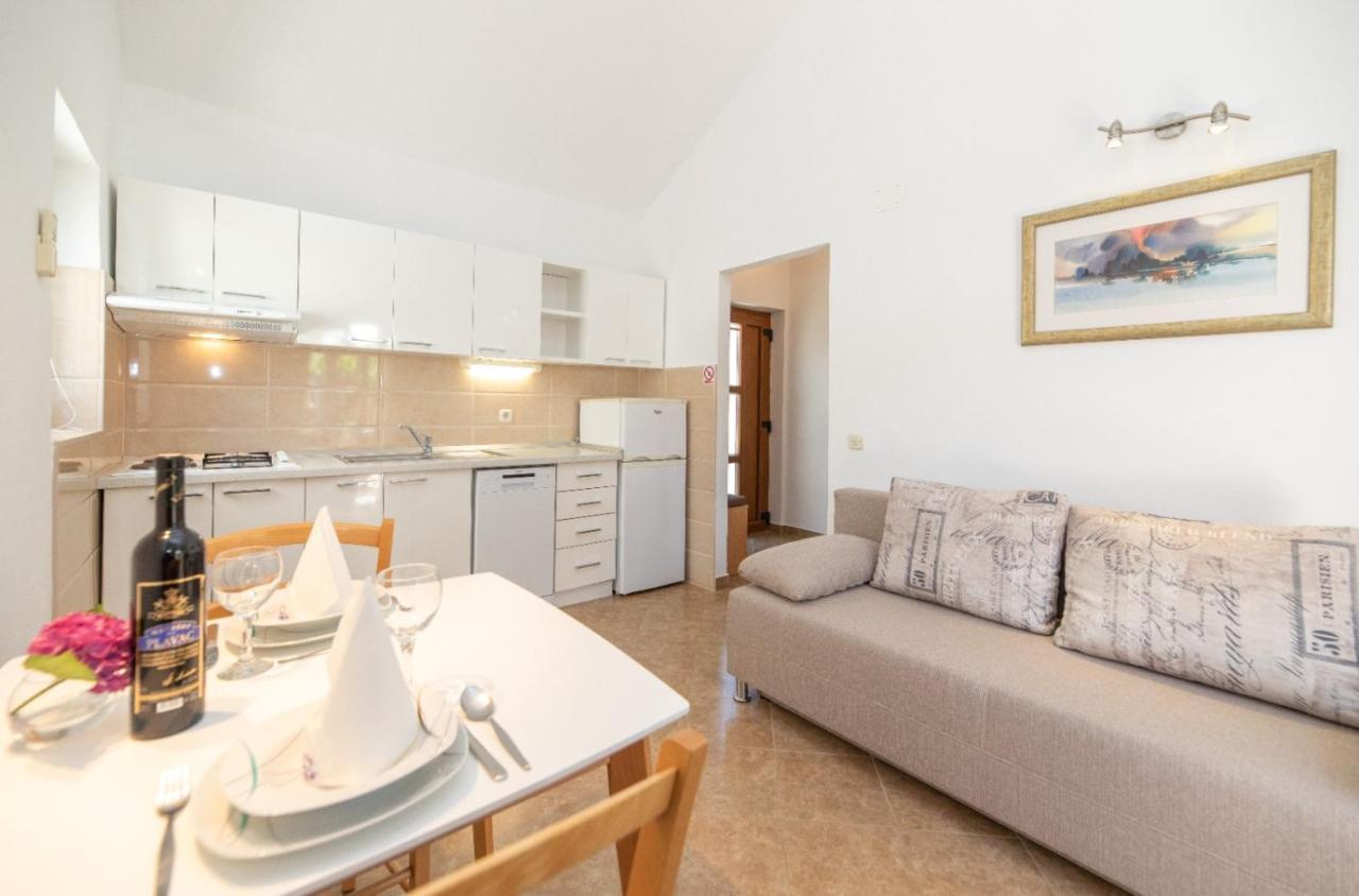 Apartments Jelena Supetar - Four Apartments - A Small House With A Private Yard - Two-Room Apartment With A Sea View - Studio Apartment - Two-Room Apartment With Garden View- Free Parking Eksteriør billede
