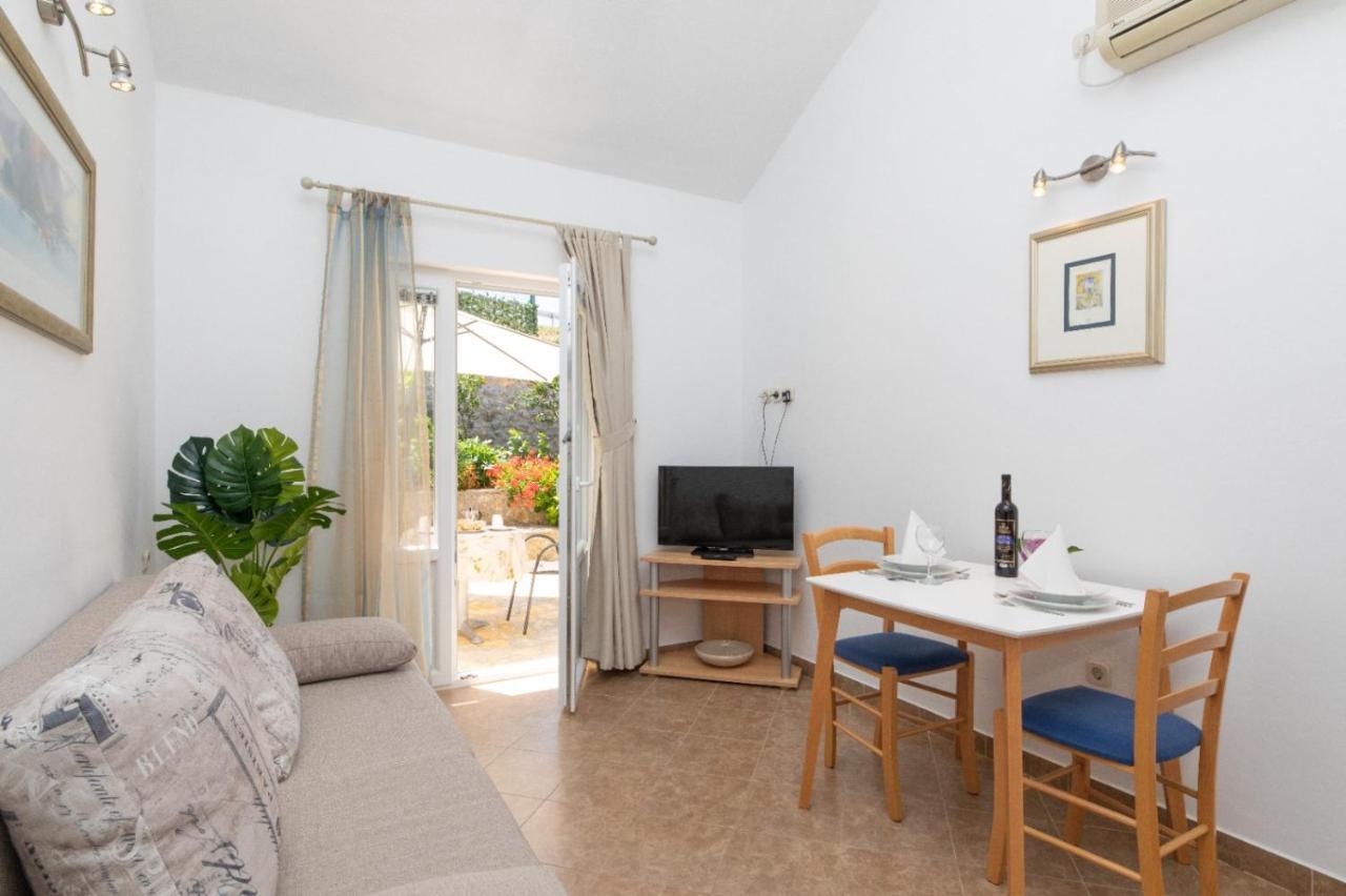 Apartments Jelena Supetar - Four Apartments - A Small House With A Private Yard - Two-Room Apartment With A Sea View - Studio Apartment - Two-Room Apartment With Garden View- Free Parking Eksteriør billede
