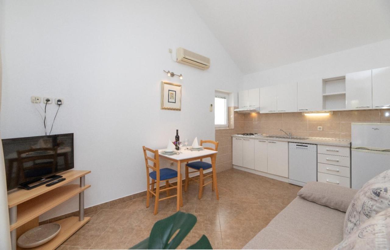 Apartments Jelena Supetar - Four Apartments - A Small House With A Private Yard - Two-Room Apartment With A Sea View - Studio Apartment - Two-Room Apartment With Garden View- Free Parking Eksteriør billede