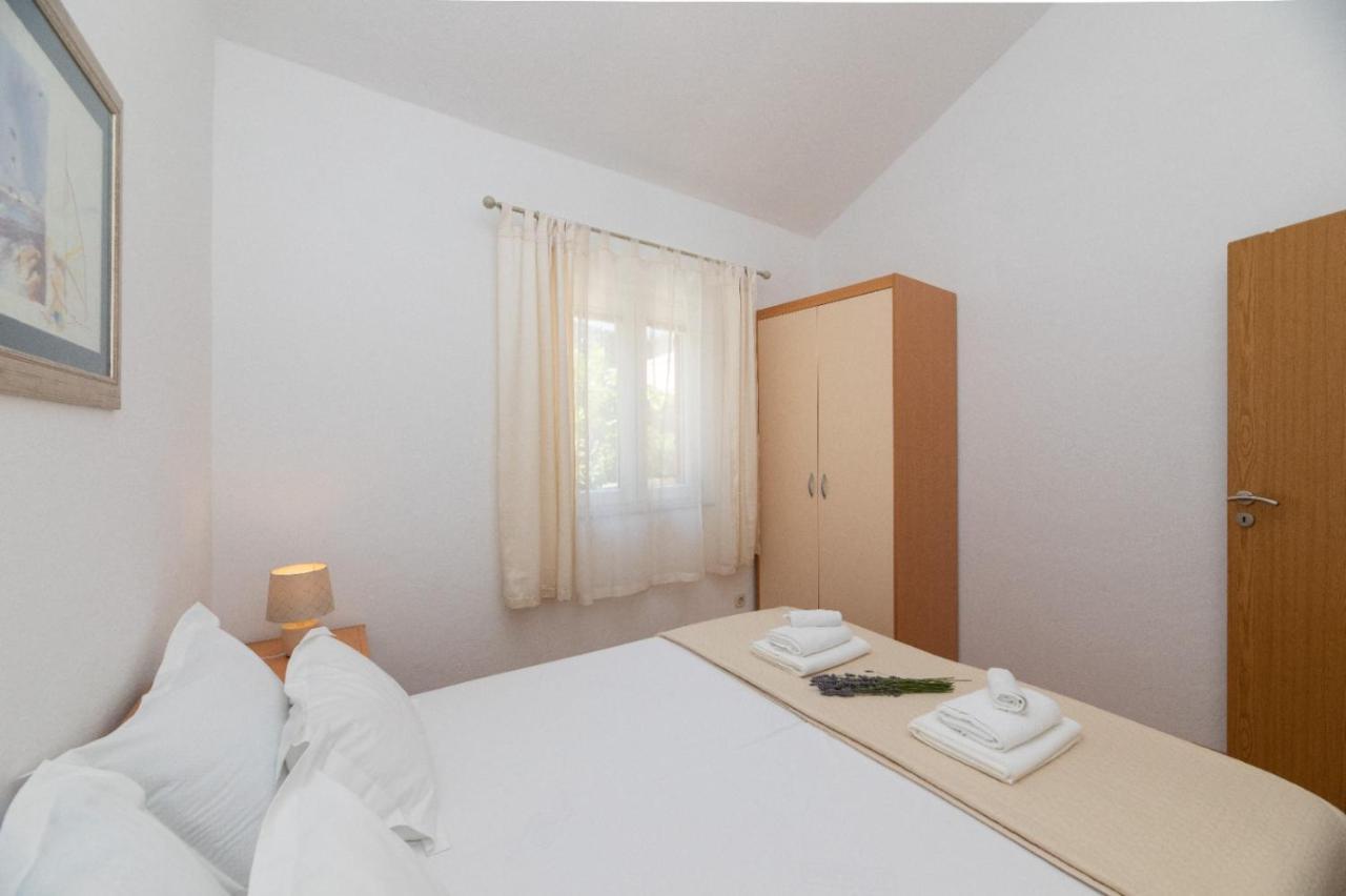 Apartments Jelena Supetar - Four Apartments - A Small House With A Private Yard - Two-Room Apartment With A Sea View - Studio Apartment - Two-Room Apartment With Garden View- Free Parking Eksteriør billede