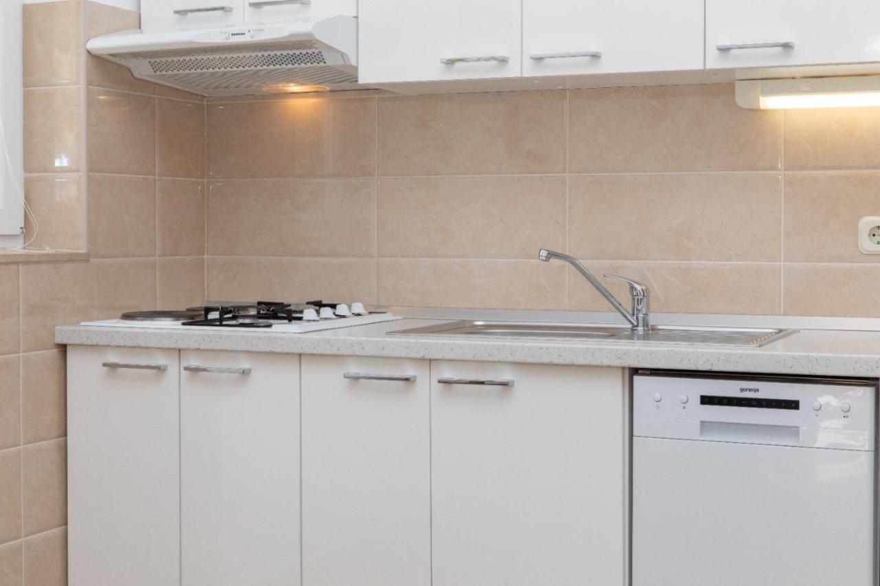 Apartments Jelena Supetar - Four Apartments - A Small House With A Private Yard - Two-Room Apartment With A Sea View - Studio Apartment - Two-Room Apartment With Garden View- Free Parking Eksteriør billede