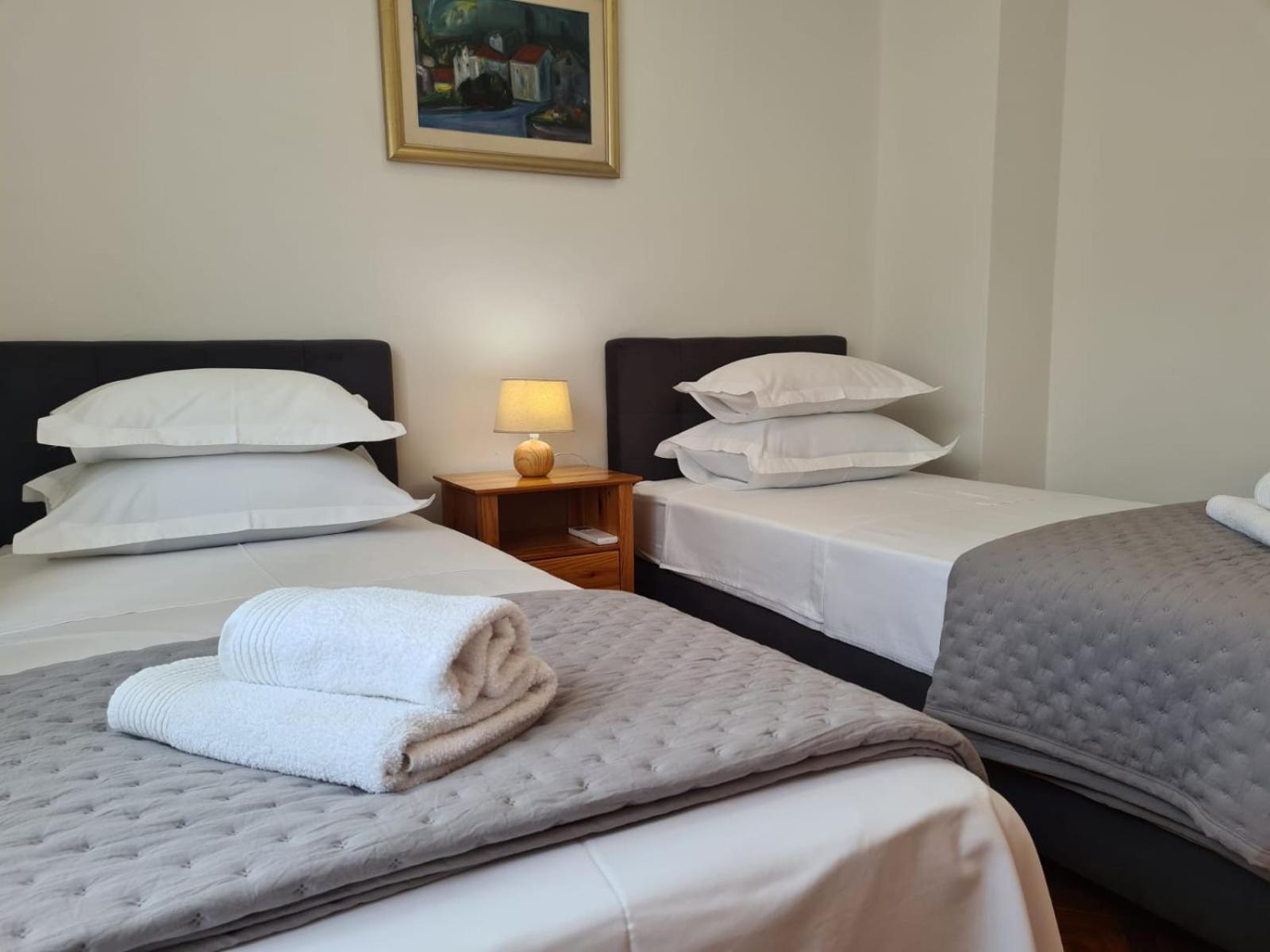 Apartments Jelena Supetar - Four Apartments - A Small House With A Private Yard - Two-Room Apartment With A Sea View - Studio Apartment - Two-Room Apartment With Garden View- Free Parking Eksteriør billede