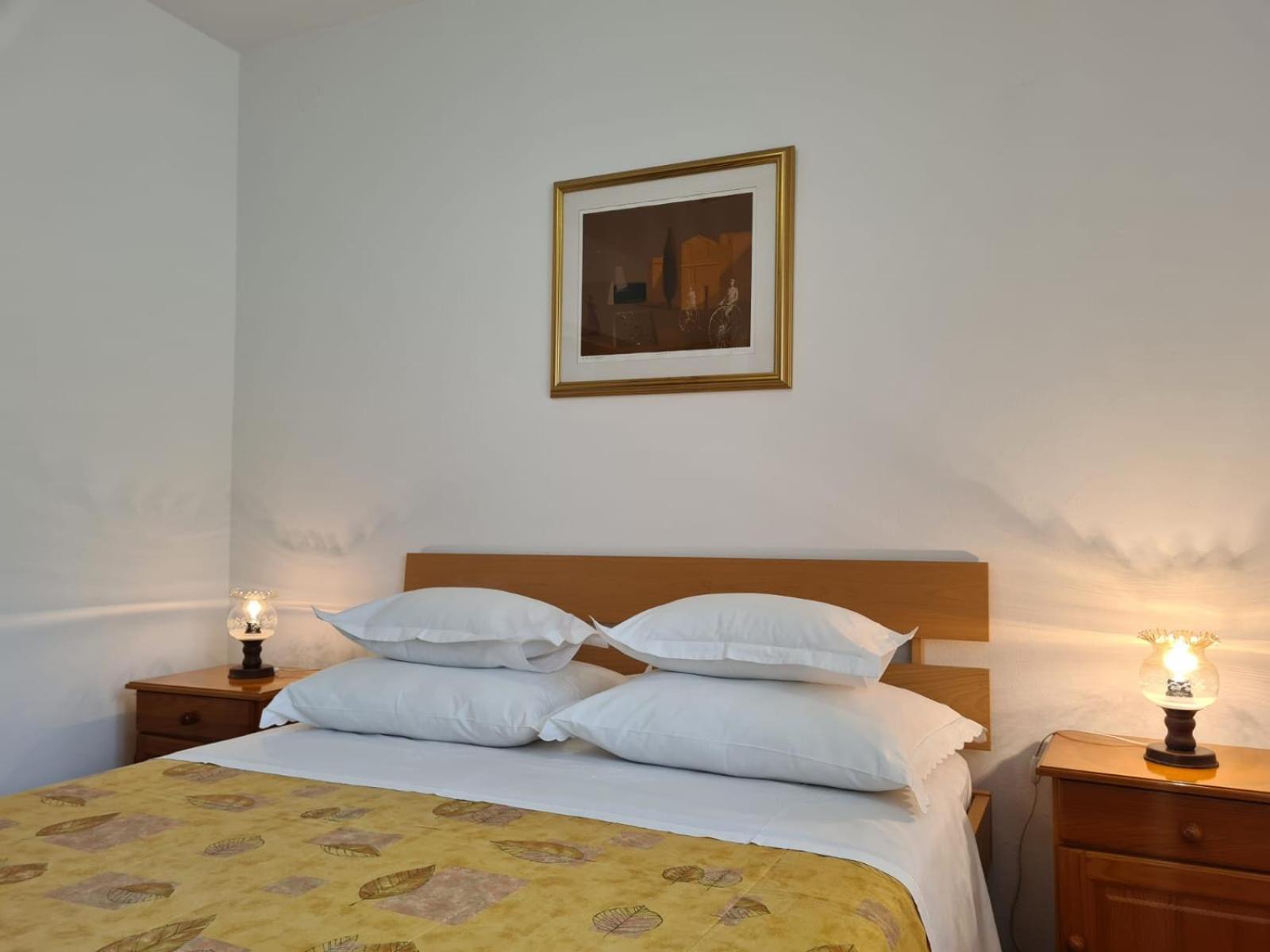 Apartments Jelena Supetar - Four Apartments - A Small House With A Private Yard - Two-Room Apartment With A Sea View - Studio Apartment - Two-Room Apartment With Garden View- Free Parking Eksteriør billede