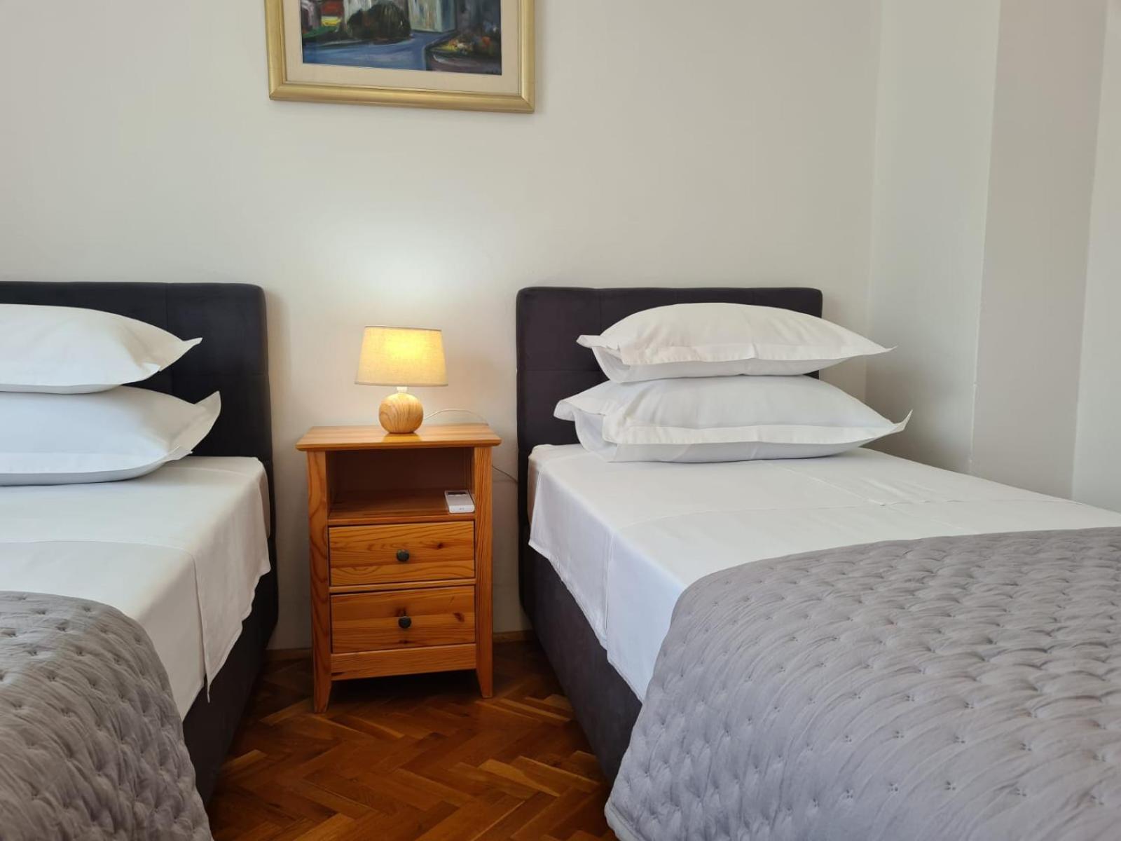 Apartments Jelena Supetar - Four Apartments - A Small House With A Private Yard - Two-Room Apartment With A Sea View - Studio Apartment - Two-Room Apartment With Garden View- Free Parking Eksteriør billede