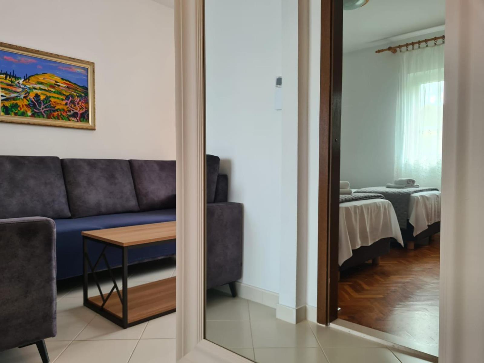 Apartments Jelena Supetar - Four Apartments - A Small House With A Private Yard - Two-Room Apartment With A Sea View - Studio Apartment - Two-Room Apartment With Garden View- Free Parking Eksteriør billede