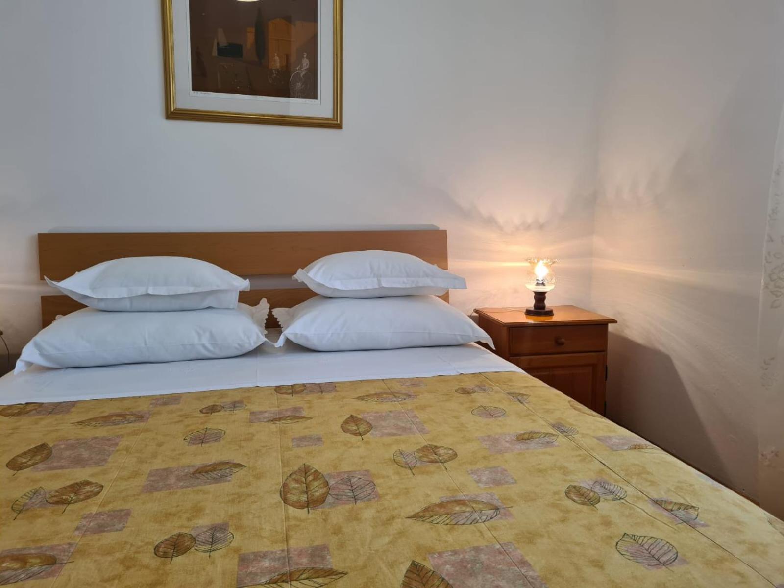 Apartments Jelena Supetar - Four Apartments - A Small House With A Private Yard - Two-Room Apartment With A Sea View - Studio Apartment - Two-Room Apartment With Garden View- Free Parking Eksteriør billede