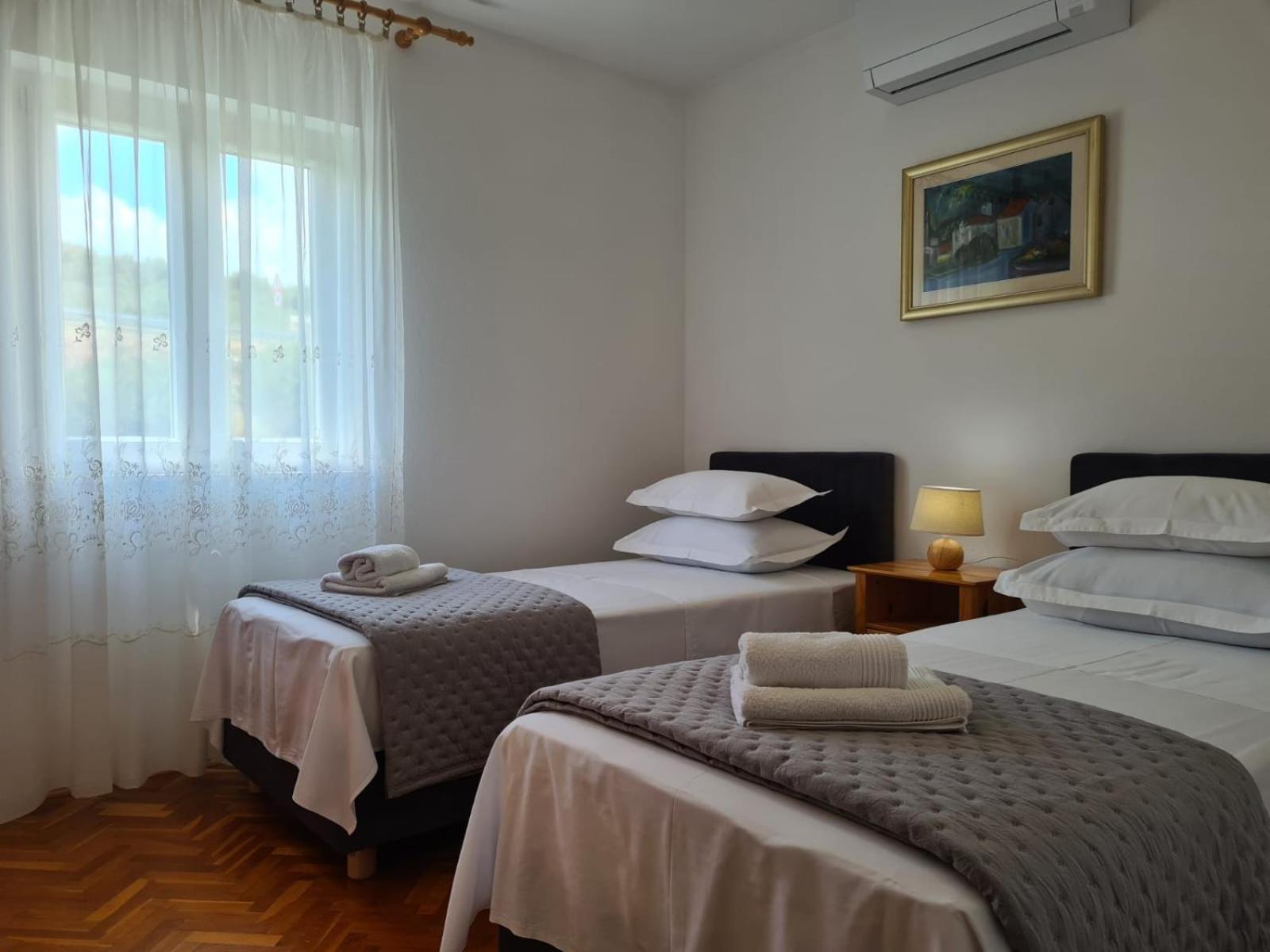 Apartments Jelena Supetar - Four Apartments - A Small House With A Private Yard - Two-Room Apartment With A Sea View - Studio Apartment - Two-Room Apartment With Garden View- Free Parking Eksteriør billede