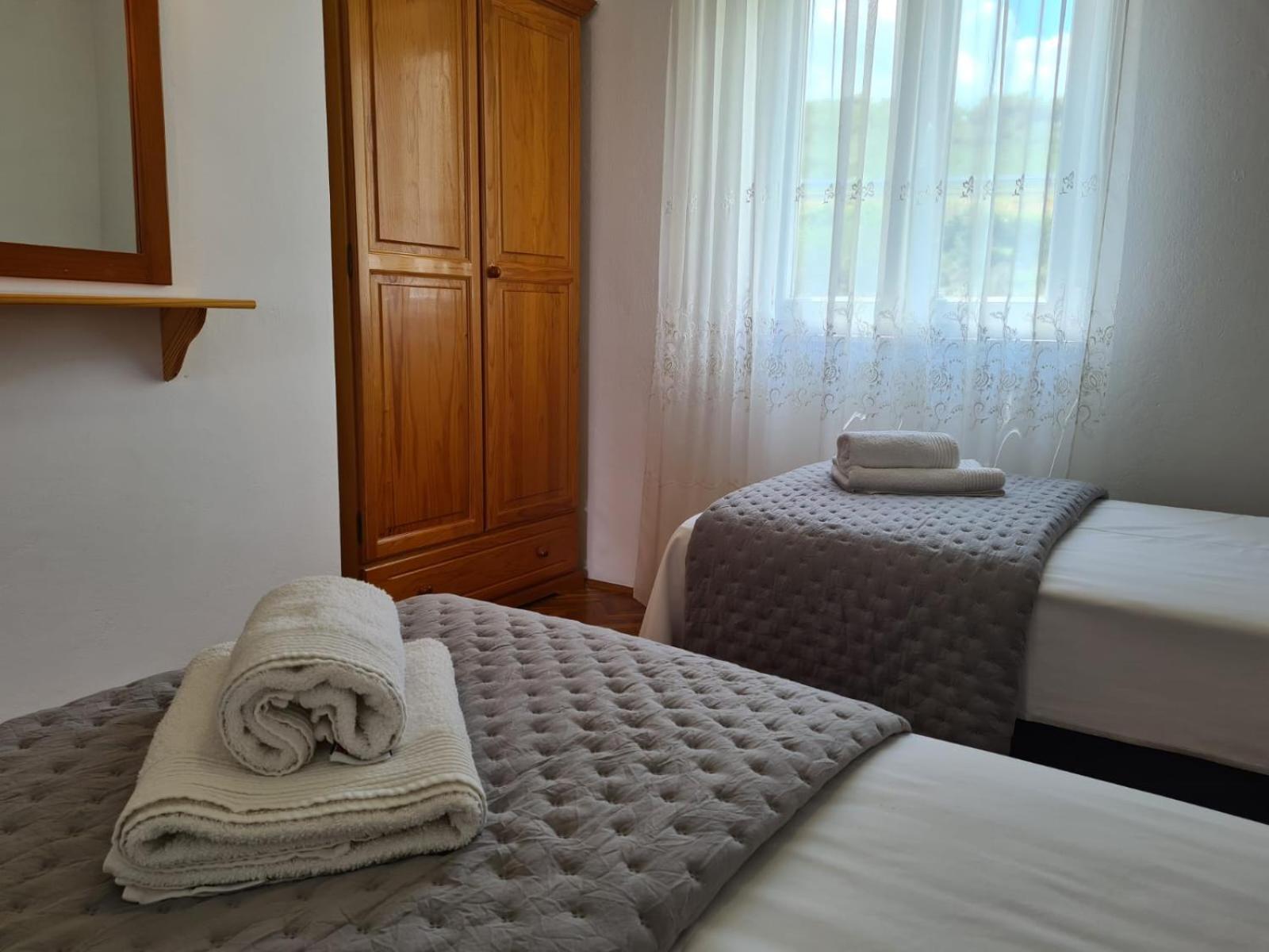 Apartments Jelena Supetar - Four Apartments - A Small House With A Private Yard - Two-Room Apartment With A Sea View - Studio Apartment - Two-Room Apartment With Garden View- Free Parking Eksteriør billede