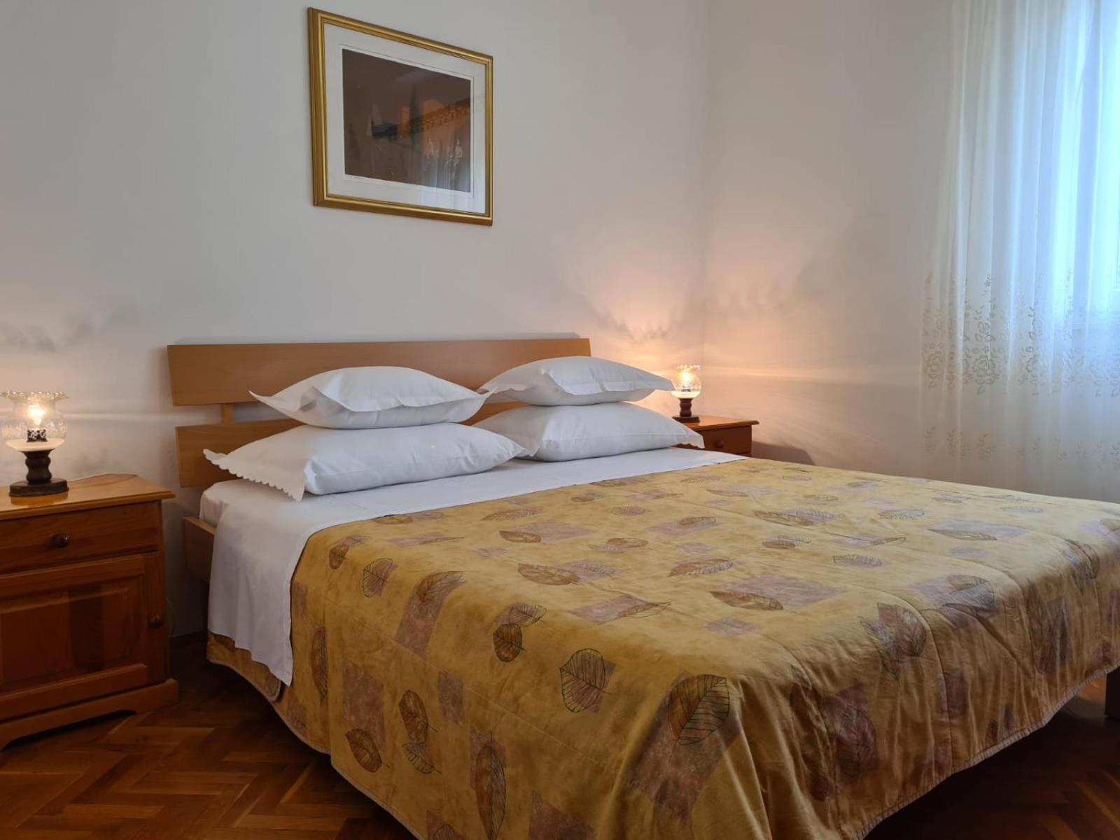 Apartments Jelena Supetar - Four Apartments - A Small House With A Private Yard - Two-Room Apartment With A Sea View - Studio Apartment - Two-Room Apartment With Garden View- Free Parking Eksteriør billede