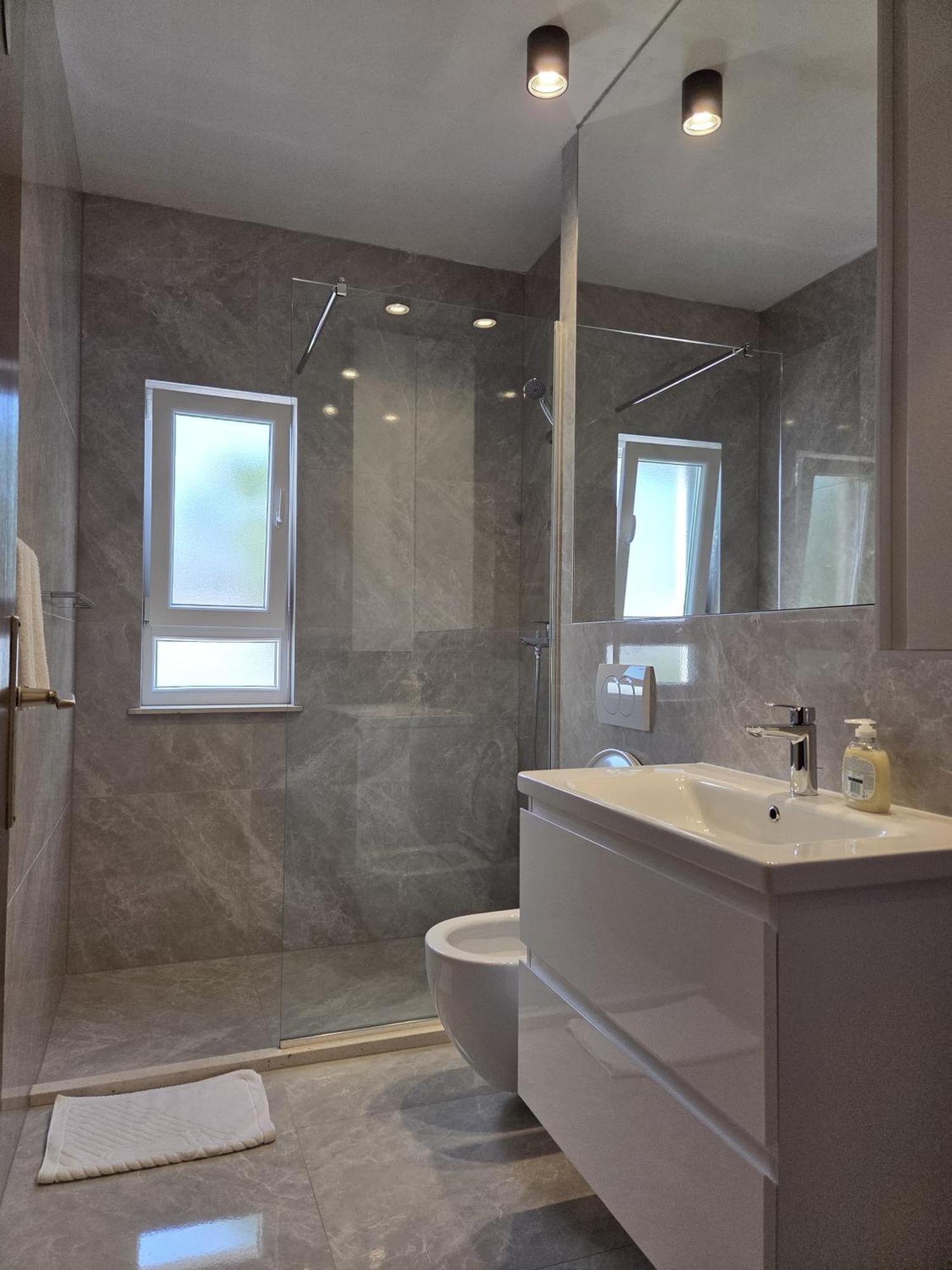 Apartments Jelena Supetar - Four Apartments - A Small House With A Private Yard - Two-Room Apartment With A Sea View - Studio Apartment - Two-Room Apartment With Garden View- Free Parking Eksteriør billede