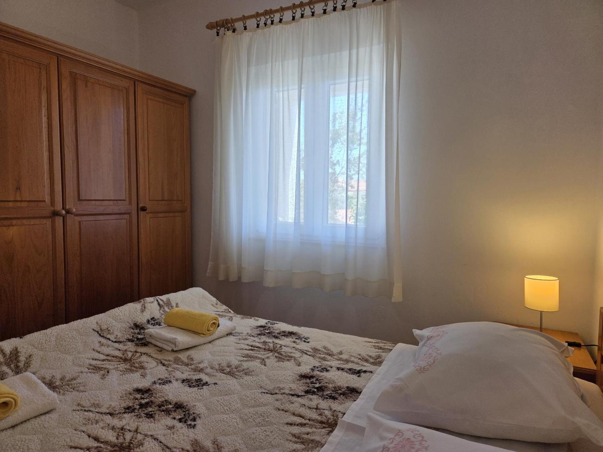 Apartments Jelena Supetar - Four Apartments - A Small House With A Private Yard - Two-Room Apartment With A Sea View - Studio Apartment - Two-Room Apartment With Garden View- Free Parking Eksteriør billede