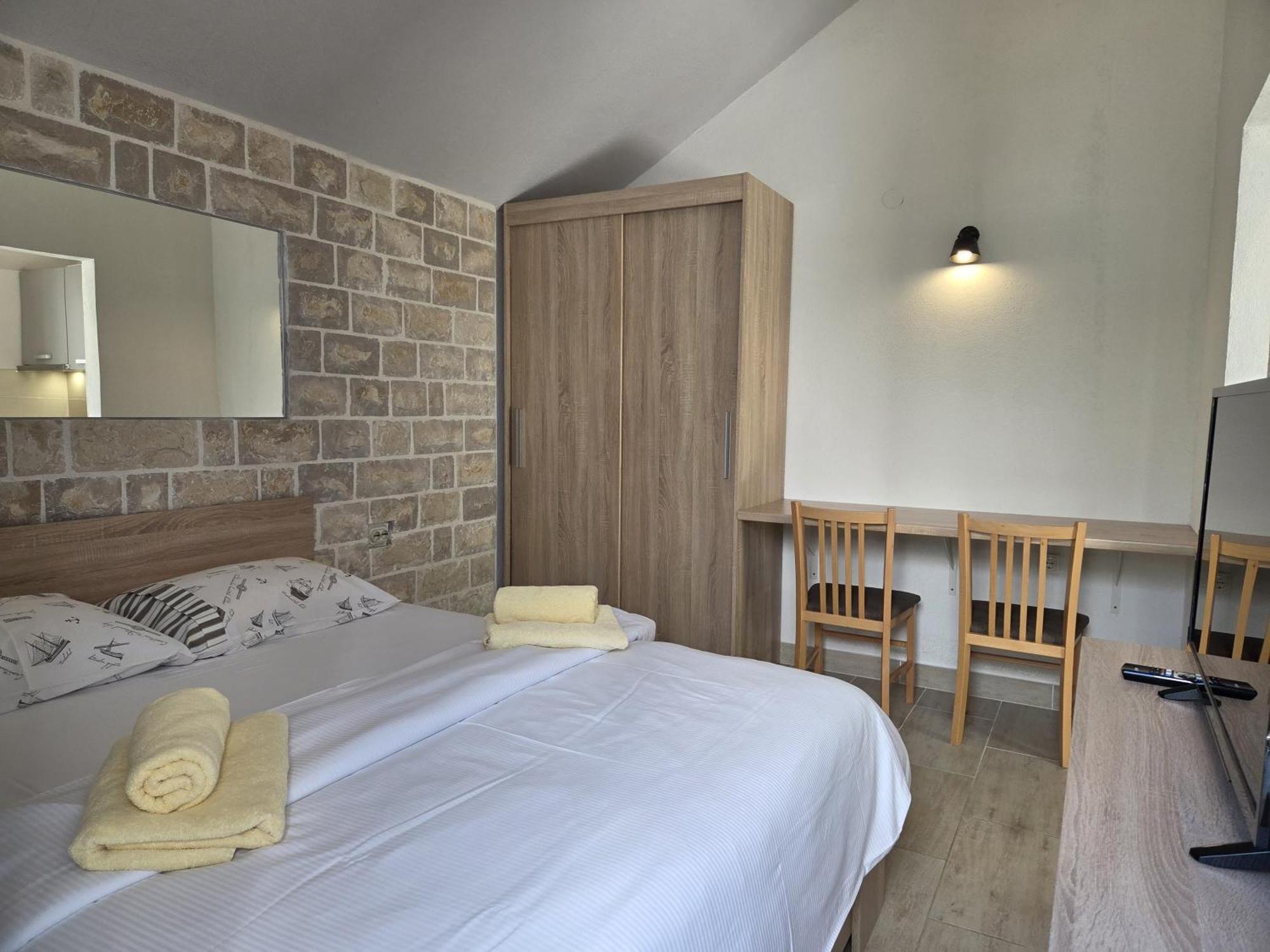 Apartments Jelena Supetar - Four Apartments - A Small House With A Private Yard - Two-Room Apartment With A Sea View - Studio Apartment - Two-Room Apartment With Garden View- Free Parking Eksteriør billede